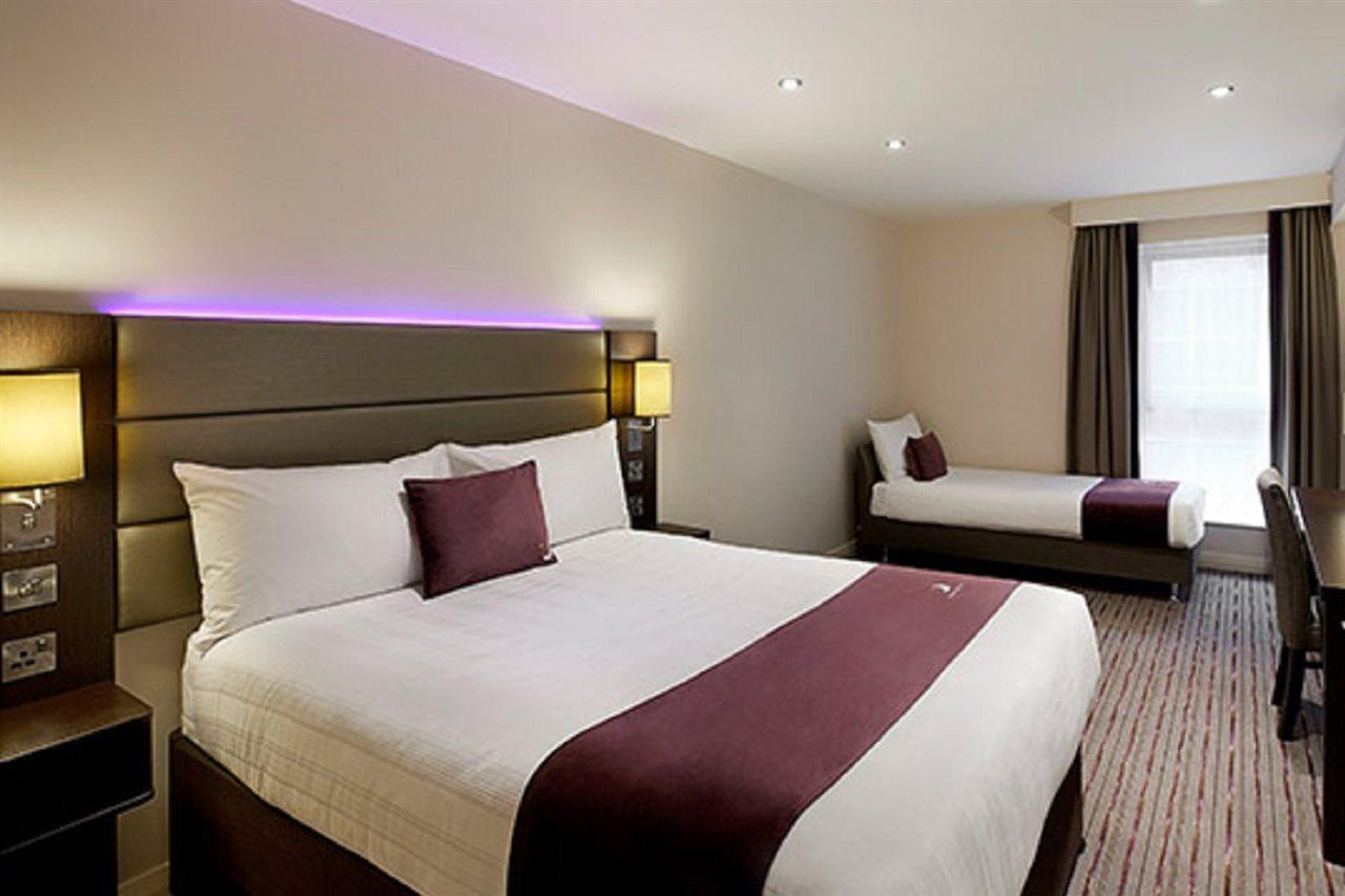 Premier Inn Premier Inn Bagshot Exteriér fotografie